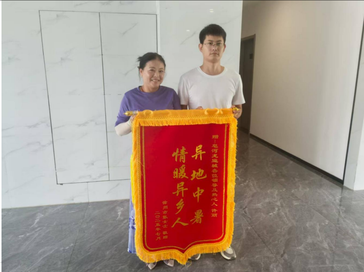 暖心守护！皂河龙运城员工救助中暑游客获锦旗致谢(图1)